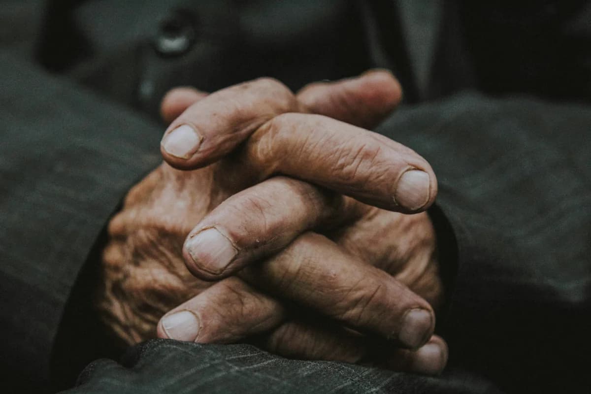 Chios: Caregiver Arrested for Abusing Elderly Man
