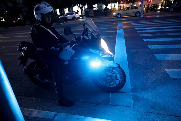 Glyfada: 3 Arrested for Threatening Police with Air Gun and Knife