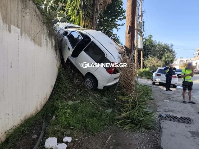 Coche cae del intercambiador de Mournion en Chania – Conductor a salvo