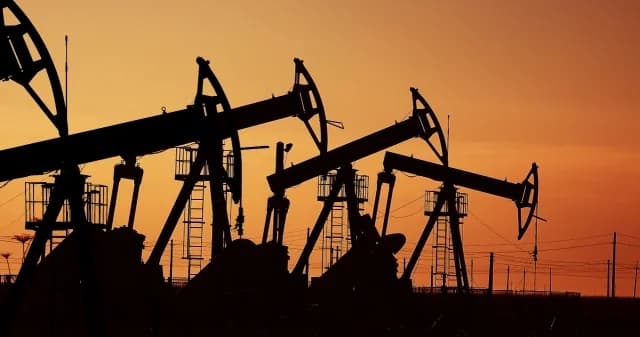 נפט: ברנט ו-WTI במסלולים שונים על רקע טראמפ ומצרי הורמוז