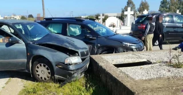 Agrinio: Dos coches chocan en un cementerio