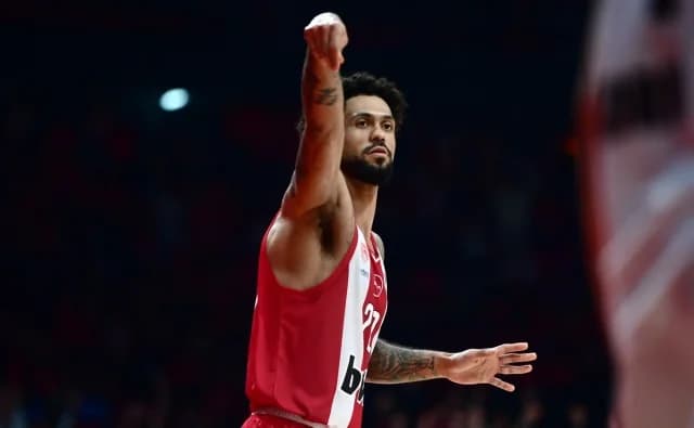 Tyler Dorsey: Rührendes Video mit seinem Sohn nach dem Spiel gegen Real Madrid