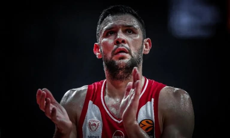 Kostas Papanikolaou: 800 Appearances with Olympiacos