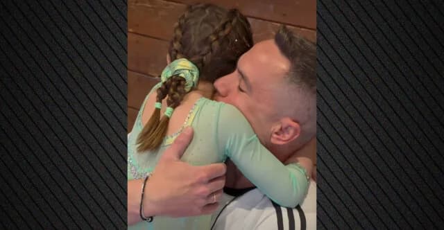 Emoción de Petrounias por las medallas de gimnasia de su hija