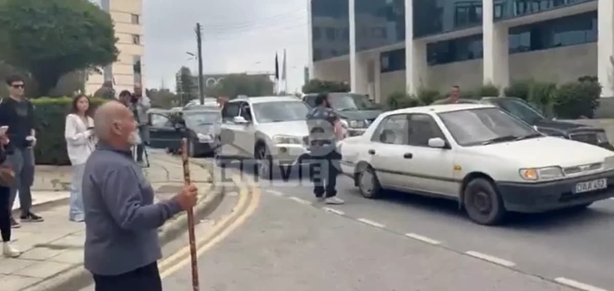 Κτηνοτρόφοι διαμαρτύρονται έξω από το Υπουργείο Γεωργίας για τις θανατώσεις (ΒΙΝΤΕΟ)