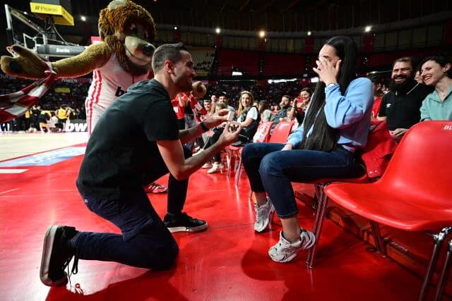 Romantic Marriage Proposal at SEF During Olympiacos-Aris Game