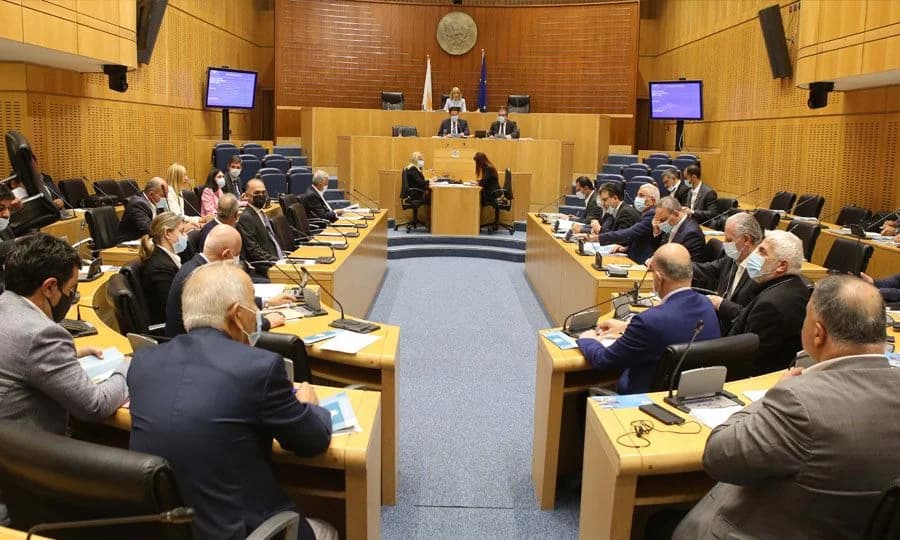 Parlamento de Chipre: Remisiones y Migración en la Agenda
