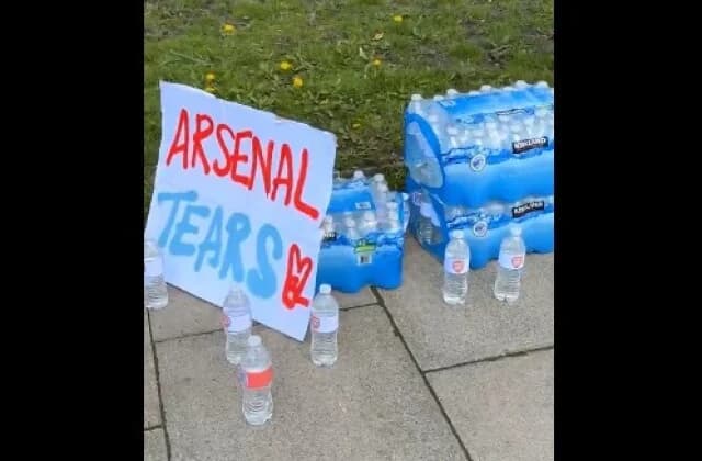 Aficionados del Manchester City 'Venden' Lágrimas del Arsenal en Botellas