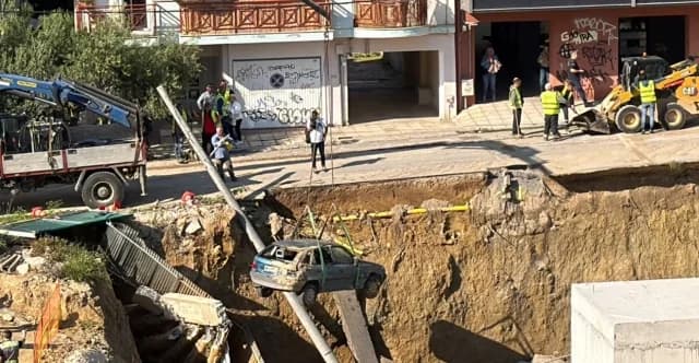 Θεσσαλονίκη: Γερανός απομάκρυνε αυτοκίνητο από εργοτάξιο μετά από καθίζηση