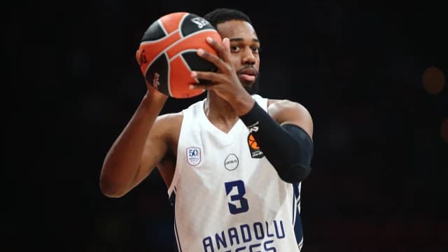 Efes defeats Galatasaray in derby with super Loyd