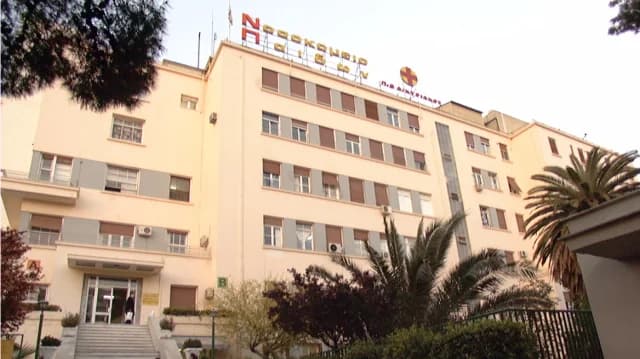 比雷埃夫斯：15岁少女被玻璃窗割伤