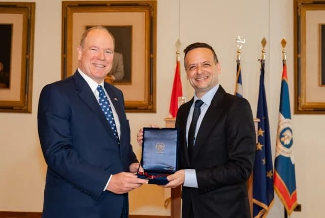 Ο Δήμος Αθηναίων βράβευσε τον Πρίγκιπα Αλβέρτο
