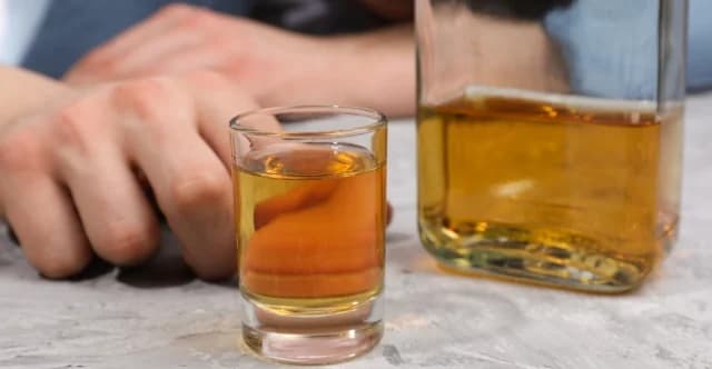 Ιωάννινα: 14χρονος στο νοσοκομείο μετά από κατανάλωση αλκοόλ και ναρκωτικών, τρεις συλλήψεις