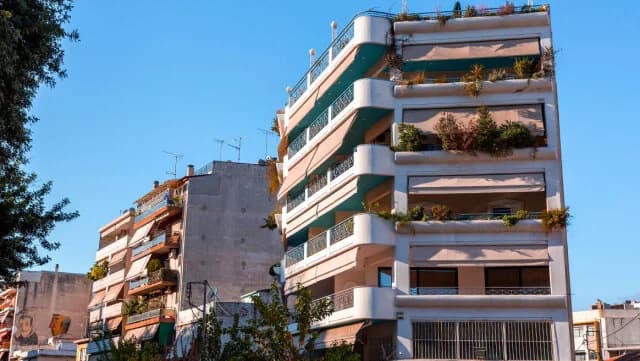 Μικρότερα τα σπίτια στην Ελλάδα; Μείωση 10 τ.μ. στο κέντρο της Αθήνας