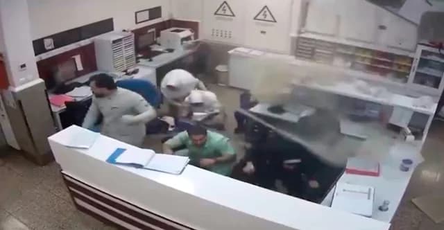 Медсестра спасает новорожденных в больнице Тегерана во время атак