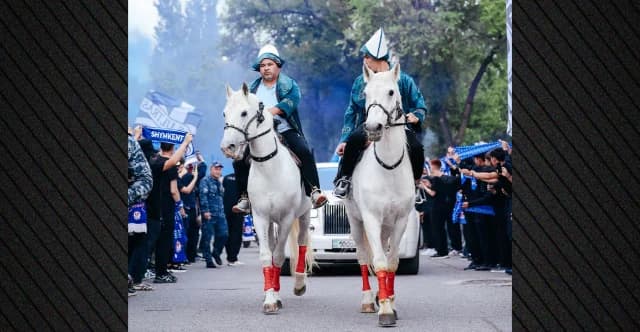 Kasachstan: Fußballfans erreichen Stadion auf Pferden