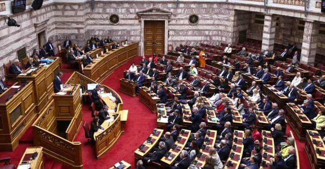 Κυβέρνηση-ΠΑΣΟΚ: Αντιπαράθεση για ΟΠΕΚΕΠΕ και υποκλοπές