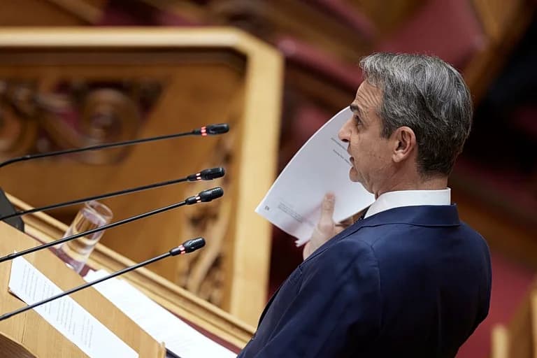 Κυβέρνηση και Θεσμοί: Αντιθεσμικά Παιχνίδια και Κρίση