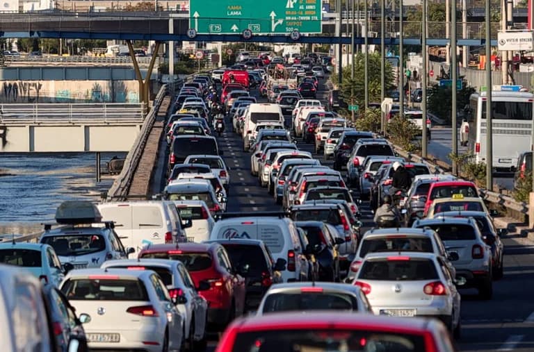 Κίνηση: Έντονη κυκλοφοριακή συμφόρηση σε Κηφισό και Αττική Οδό