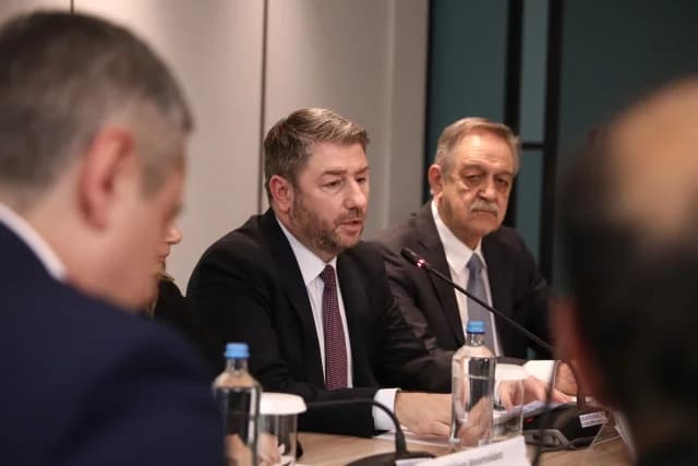 Αναταράξεις στο ΠΑΣΟΚ: Αποχωρήσεις και νέες συμμαχίες