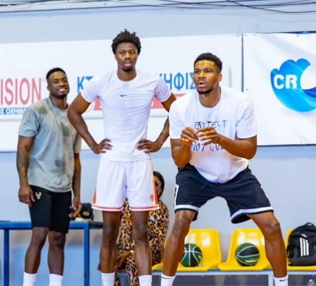 Antetokounmpo: Anti-war message with T-shirt