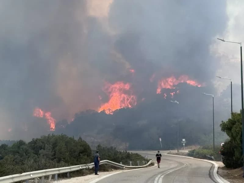 Fire in Palaia Fokaia: Houses Burn, Evacuations Ordered