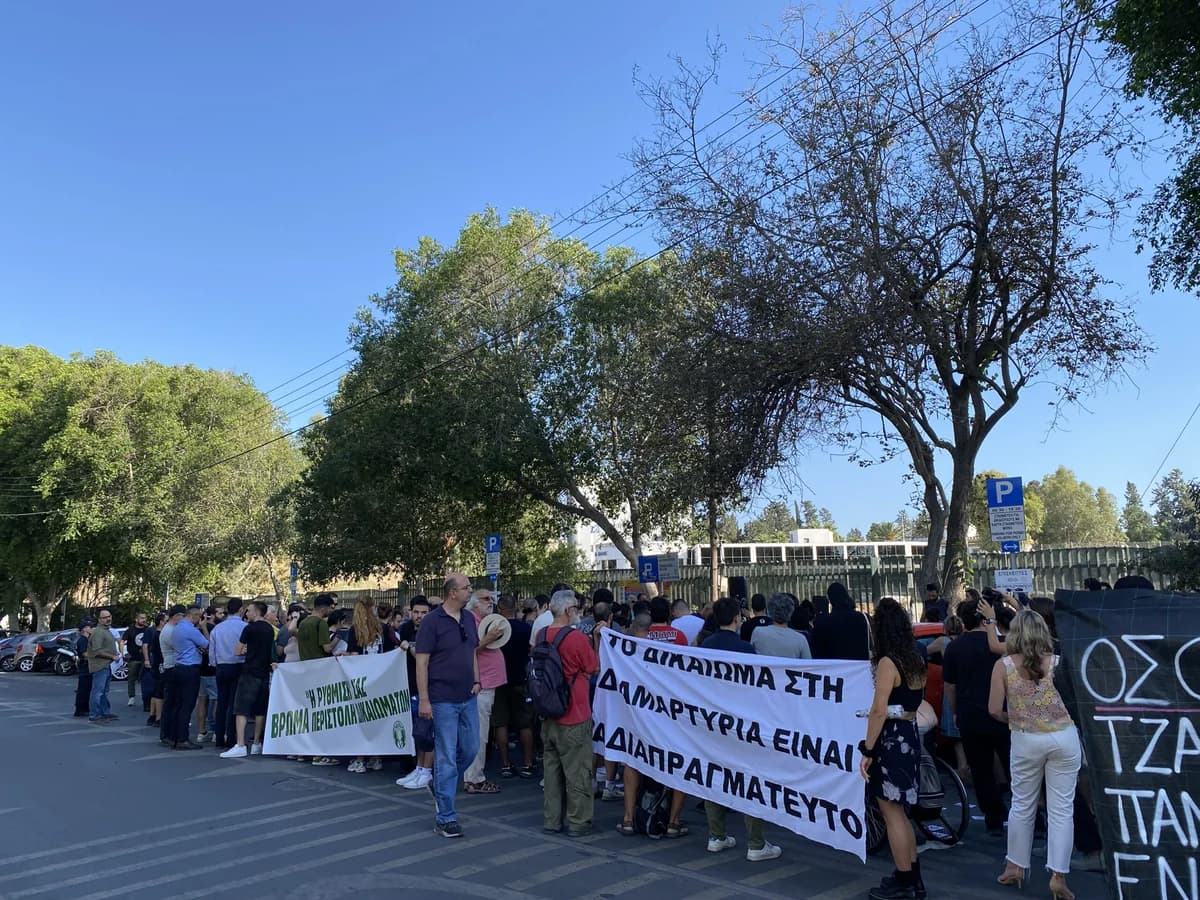 מחאה נגד הצעת חוק ההפגנות: דרישה לתת דין וחשבון מהרציוטיס וארנאוטיס