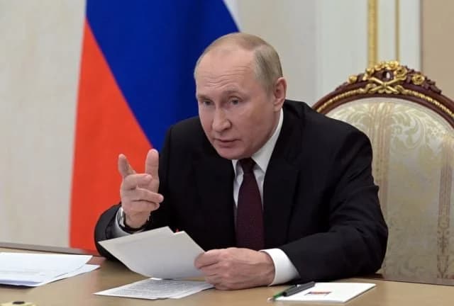 Sikorski: carrera armamentista aceleraría caída de Putin