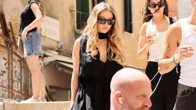 Σίντνεϊ Σουίνι: Εντυπωσιακή εμφάνιση στον γάμο Μπέζος-Σάντσεζ