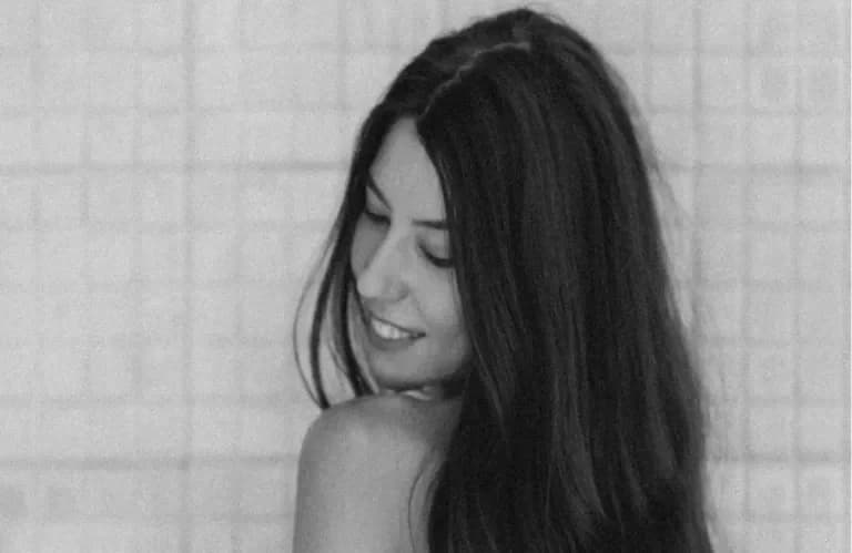 Haare waschen im Sommer: Häufigkeit und Schutz