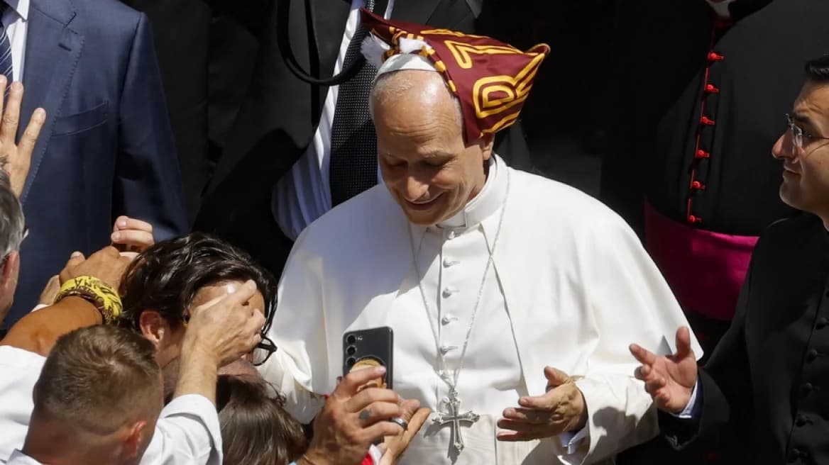 Papst Leo von Roma-Schal im Gedränge getroffen