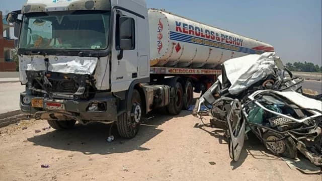 Egipto: 19 muertos en choque de camión y minibús