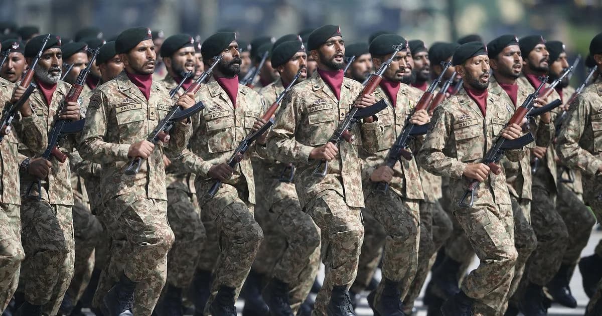 Pakistán: Ataque suicida deja 13 soldados muertos