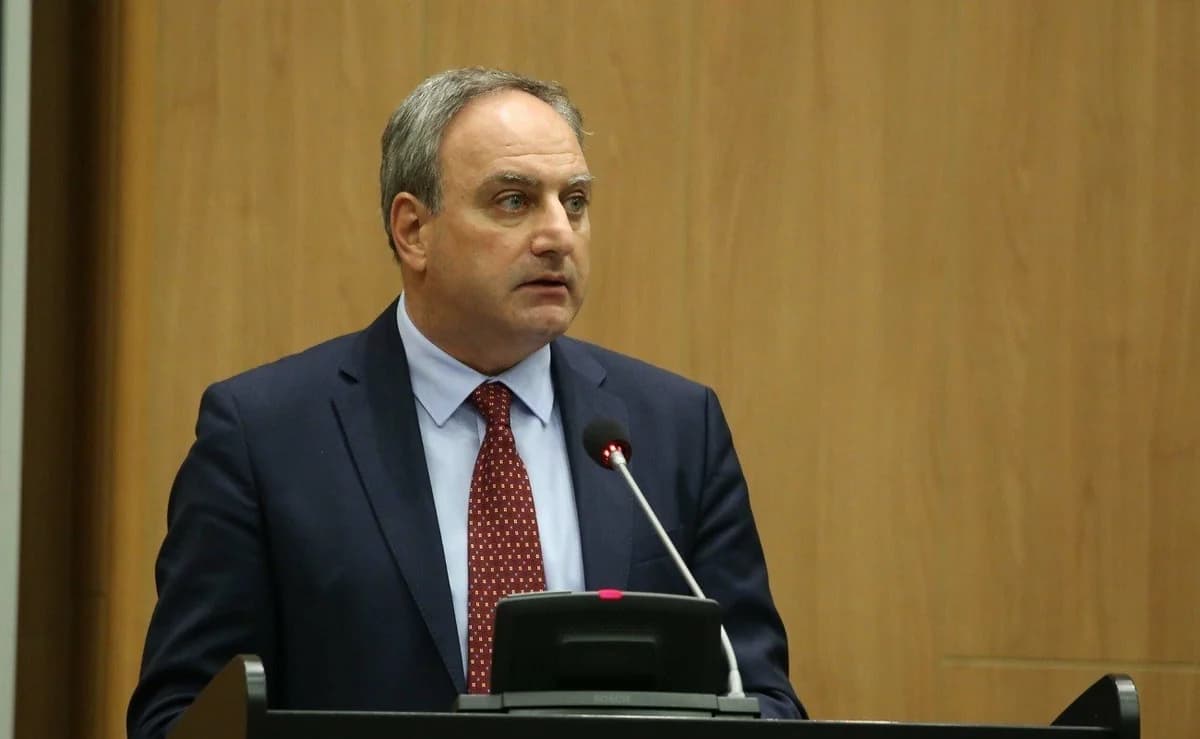 Stefanou Responds to Israeli Ambassador on Criticism, Antisemitism