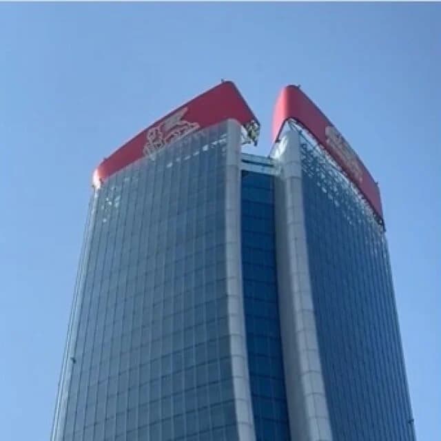 Milán: Se inclina valla publicitaria en rascacielos Hadyn