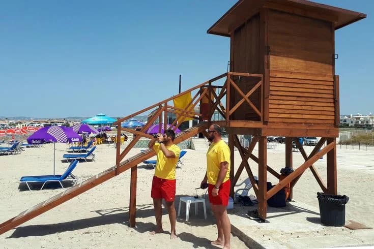 Larnaka: 11 von 19 Rettungsschwimmtürmen besetzt