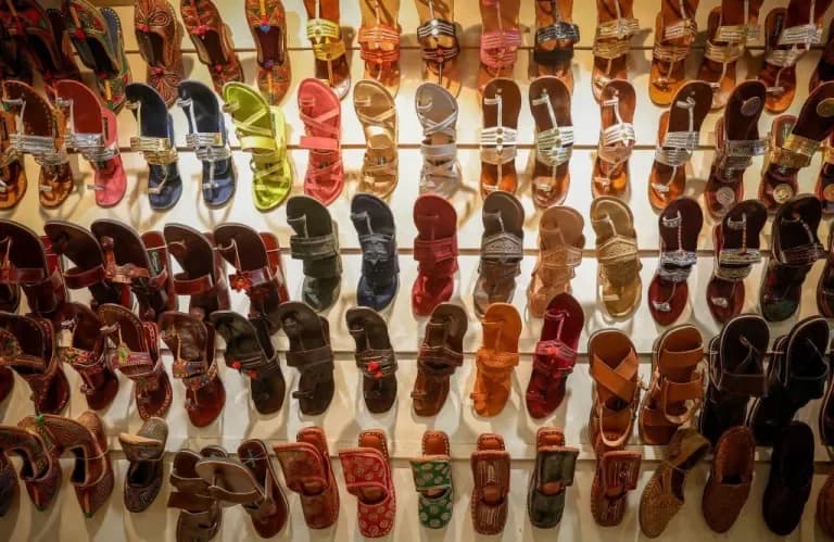 Prada enfrenta críticas en India por sandalias Kolhapuri