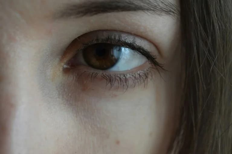 Gen Z Stare: Γιατί Προκαλεί Αντιδράσεις και Τι Σημαίνει για τους Νέους Εργαζόμενους;