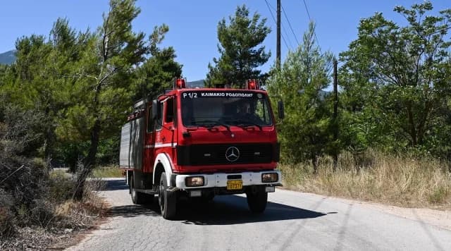 Feuer in der Nähe der Nationalstraße in Makrochori, Larissa