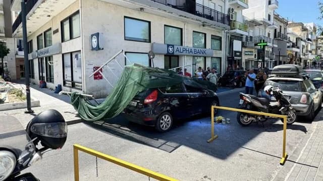 克里特岛伊ерапетра市脚手架倒塌砸中汽车