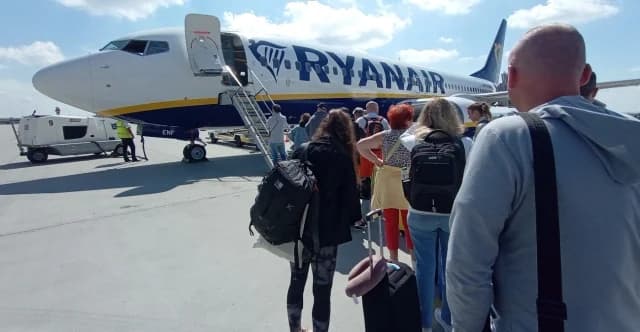 Ryanair שוקלת להגדיל את הבונוס לזיהוי כבודה עודפת משקל