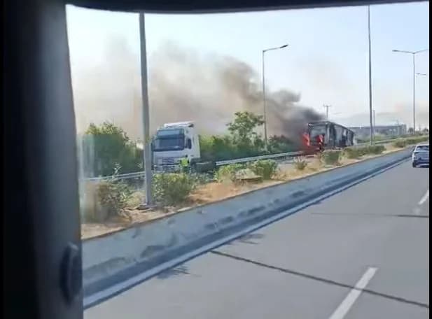Lkw-Brand auf Nationalstraße in Almyros: Verkehrsbehinderung