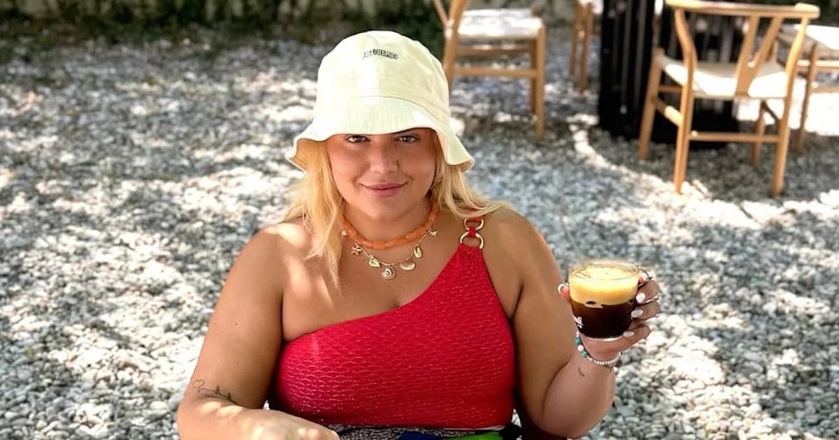 Δανάη Μπάρκα: Διακοπές στη Σύρο με μαύρο μαγιό