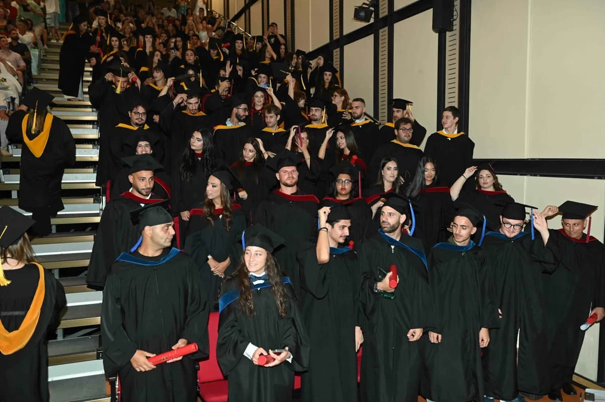 Церемония вручения дипломов Cyprus College в Никосии