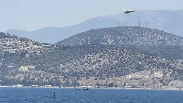 Hubschrauber muss in Elefsina notwassern – Besatzung in Sicherheit