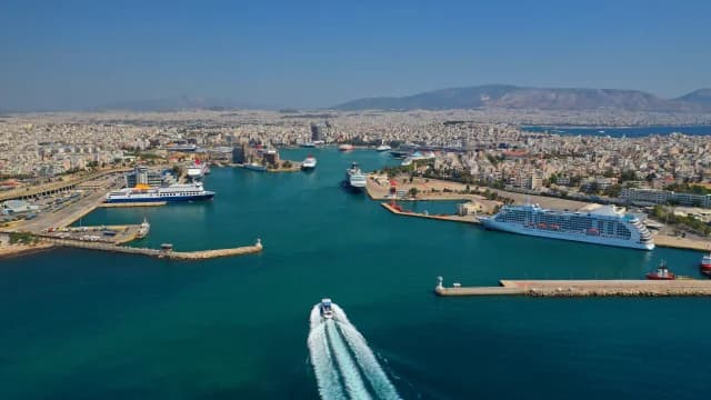 Decline in passenger traffic to Greek islands: -20% in Santorini, -15% in Mykonos