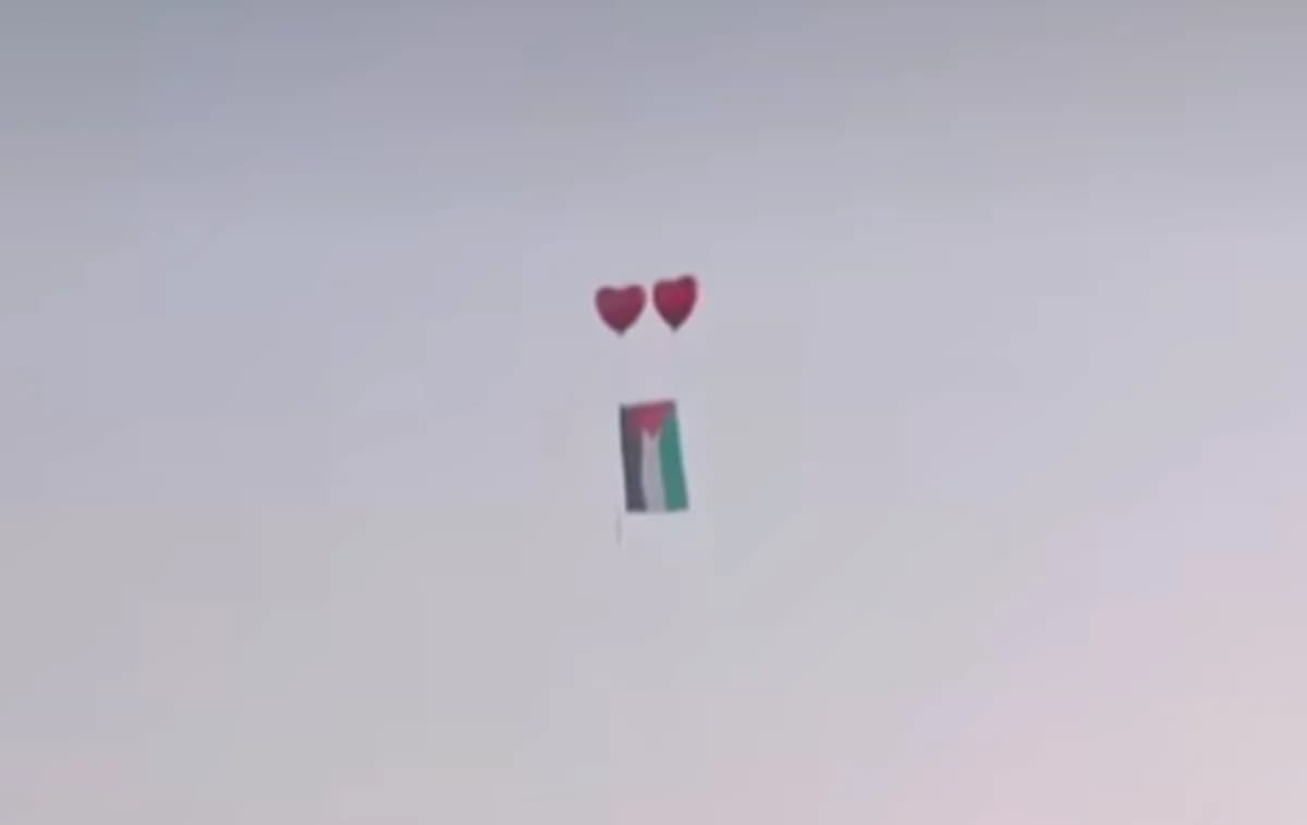 אקל מוחה על מעצרים בגין הנפת דגל פלסטין