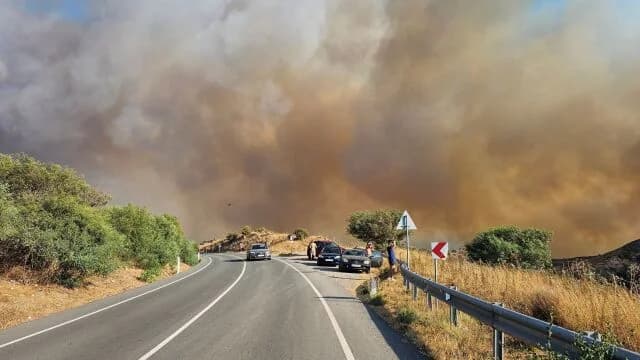 שריפות גדולות מאיימות על כפרים בלימסול ובפאפוס, קפריסין