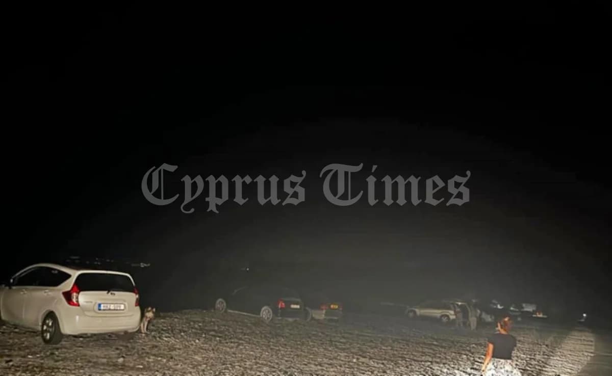 Πυρόπληκτοι διανυκτερεύουν σε οχήματα στην παραλία Κουρίου