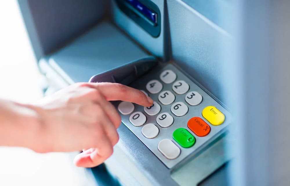 Μείωση των ATM στην Ευρωζώνη: Αυξάνονται οι πληρωμές με κάρτες στην Κύπρο
